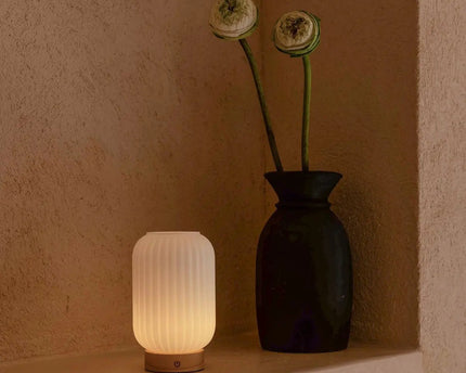 Unieke oplaadbare lamp Lilly – matglas en houten voet, dimbaar, 3 lichtmodi