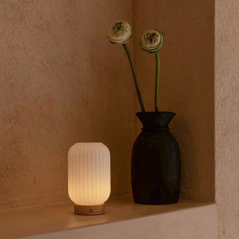 Unieke oplaadbare lamp Lilly – matglas en houten voet, dimbaar, 3 lichtmodi