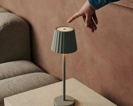Maya Schaduw grijs geribbelde tafellamp gemaakt van ijzer - dimbare lamp en 3 lichtmodi, oplaadbaar via draadloos laadstation