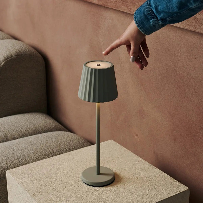 Maya Schaduw grijs geribbelde tafellamp gemaakt van ijzer - dimbare lamp en 3 lichtmodi, oplaadbaar via draadloos laadstation