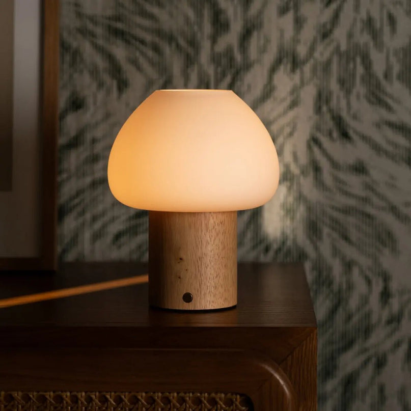 Fynn Lichtbruine houten lamp – Oplaadbaar, dimbaar en stijlvol
