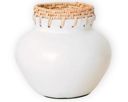 Witte vaas – decoratieve vaas rond – kleine vaas voor gedroogde bloemen – handgemaakte kleivaas – bloemenvaas van klei en rotan (Ø 23 cm) TUBAN