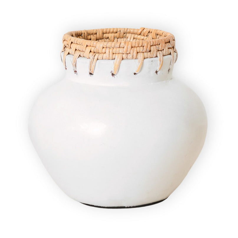 Witte vaas – decoratieve vaas rond – kleine vaas voor gedroogde bloemen – handgemaakte kleivaas – bloemenvaas van klei en rotan (Ø 23 cm) TUBAN