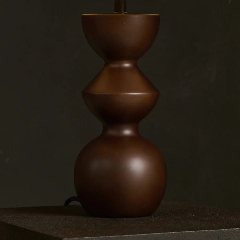 Kai donkerbruine tafellamp met zandkleurige lampenkap – stijlvolle, handgemaakte verlichting