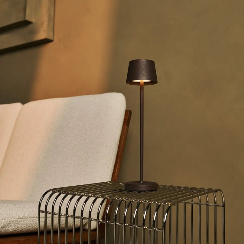 Combi Set Professional-4 X Vondel Mini Mocha Brown Oplaadbare tafellampen & 1 x Amstel Wireless Lay Station met Q1-Technology-Perfect voor restaurants, gastvrijheid en hotels