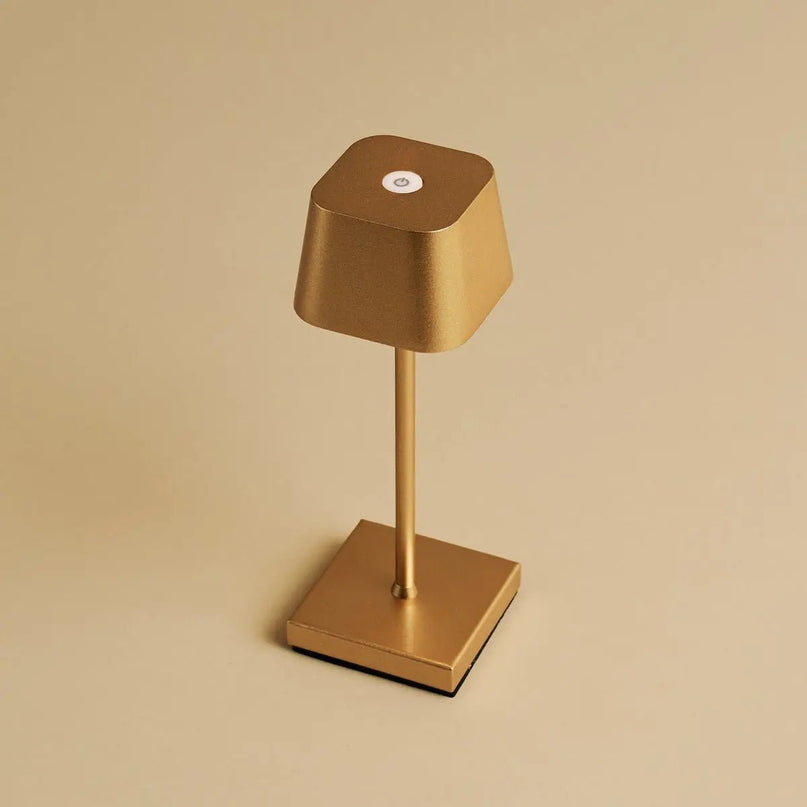 Combi Set Professional-8 x Sarphati Mini Gold Oplaadbare tafellampen & 1 x Centraal station Wireless laadstation met Qi-Technology-Perfect voor restaurants, gastvrijheid en hotels