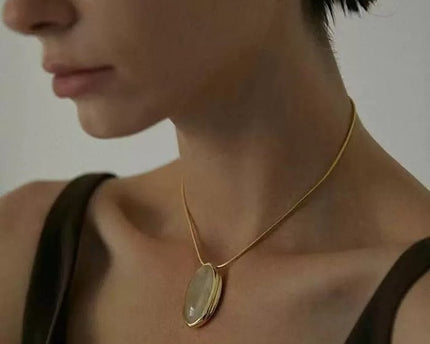Minimalistisch goud gerutileerde kwarts ovale hanger ketting