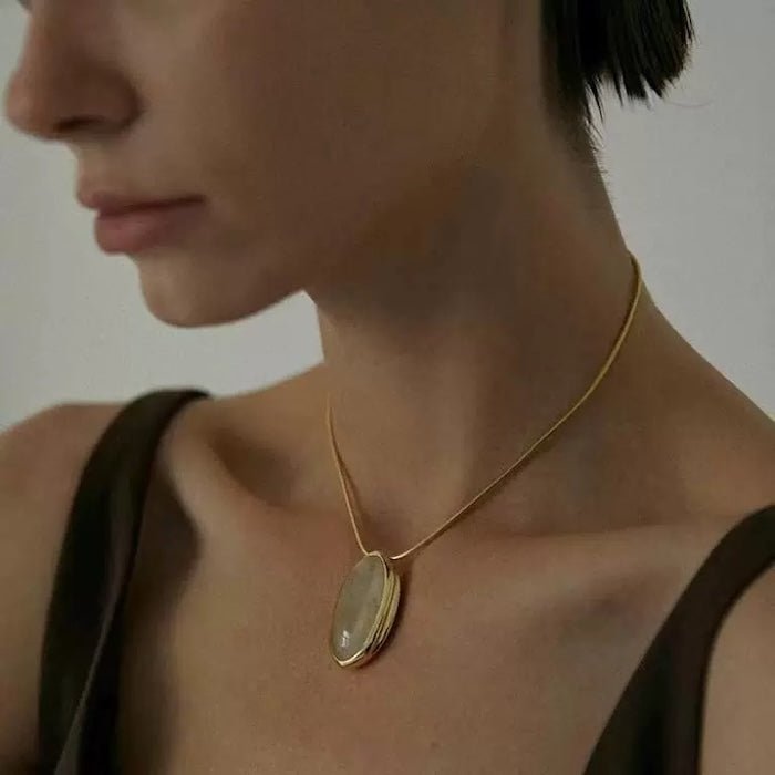 Minimalistisch goud gerutileerde kwarts ovale hanger ketting