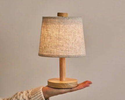 Rover Lichtbruine Houten Oplaadbare Lamp | Snoerloos, dimbaar met stoffen kap