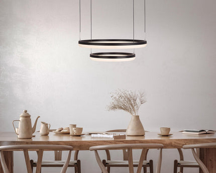 LED CCT hanglamp "Circulo" gemaakt van zwart metaal en zandkleurig plastic, met geïntegreerde LED en vele functies, Ø 60 cm, 150 cm hoog.