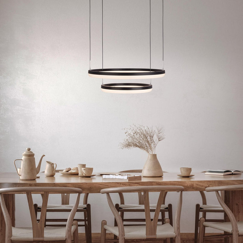 LED CCT hanglamp "Circulo" gemaakt van zwart metaal en zandkleurig plastic, met geïntegreerde LED en vele functies, Ø 60 cm, 150 cm hoog.