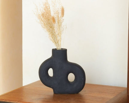 Vaas zwarte kleine decoratieve vaas hand gegoten uit klei voor gedroogde of verse bloemen LEMBAH