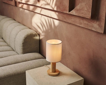 Boris lichtbruine lamp met 2 meter koord - stof schaduwlamp en houten basis