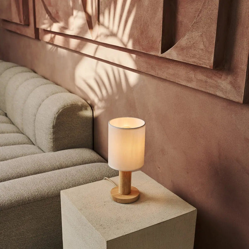 Boris lichtbruine lamp met 2 meter koord - stof schaduwlamp en houten basis