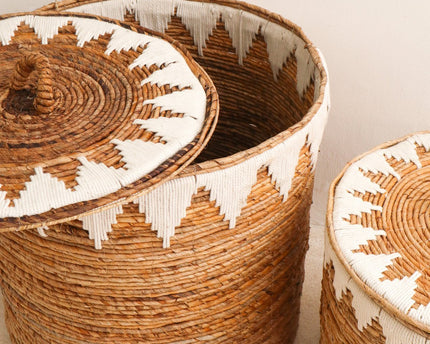 Wasmand met deksel Handgeweven van bananenvezel EMPAT Grote decoratieve mand met witte katoenen macramé (2 maten)