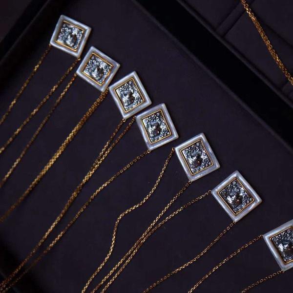 Vierkante Romeinse stijl godin standbeeld ketting