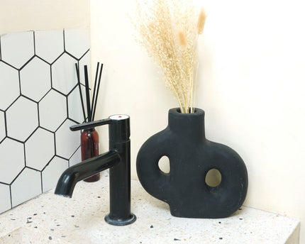 Vaas zwarte kleine decoratieve vaas hand gegoten uit klei voor gedroogde of verse bloemen LEMBAH
