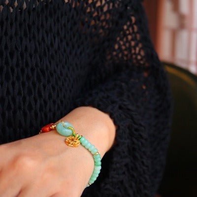 Jade kralen en rode agaat goodluck armband