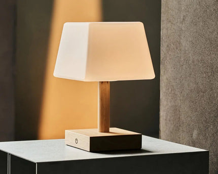 Tommy lichtbruine houten tafellamp met glas - oplaadbare, dimbare lamp, draadloze verlichting