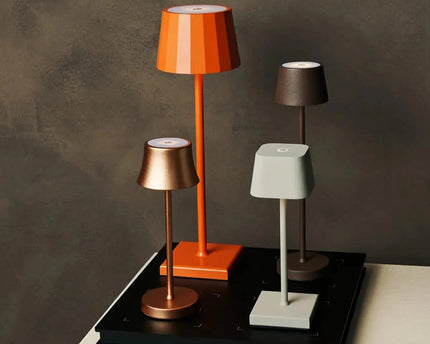Combi Set Professional – 4 x Vondel Mini Mouse Grey Rechargeable Table Lamps & 1 x Amstel Wireless Charging Station with Q1-Technology – Perfect for Restaurants, Hospitality & Hotels