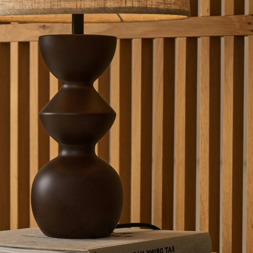 Kai donkerbruine tafellamp met zandkleurige lampenkap – stijlvolle, handgemaakte verlichting