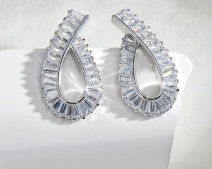 Geometrisch ontwerp oorstekers met diamantlook