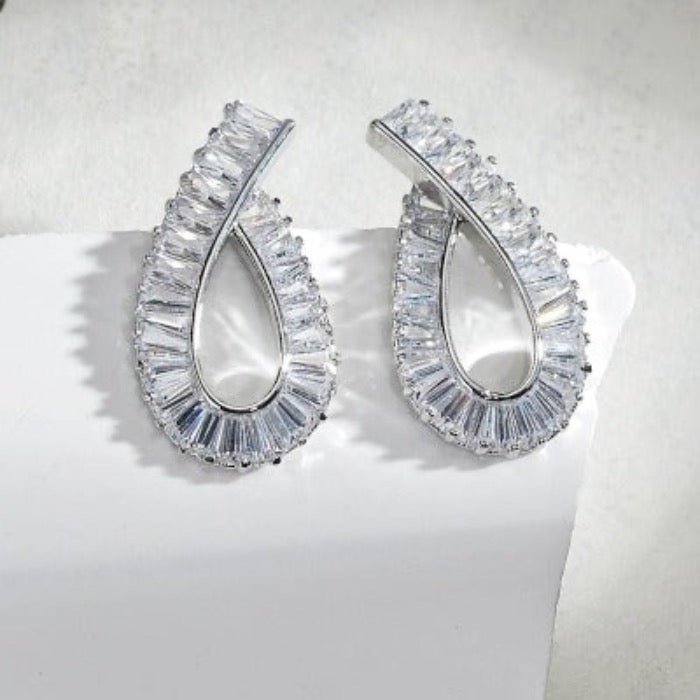Geometrisch ontwerp oorstekers met diamantlook
