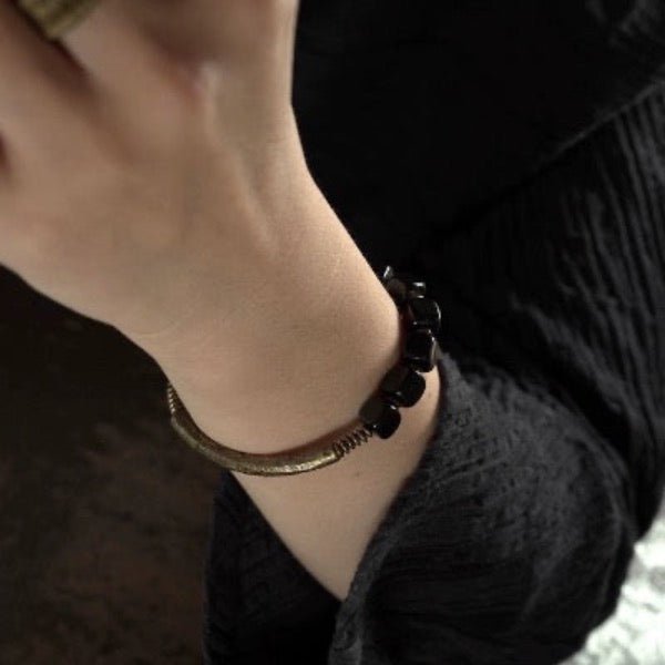 Zwarte obsidiaan blokken armband met bronzen armband