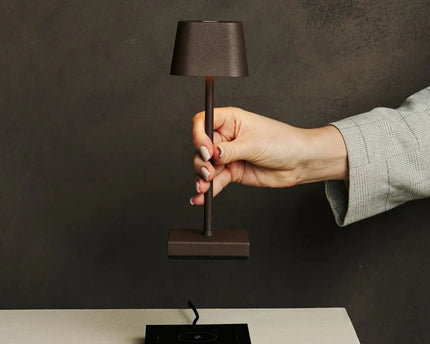 Sarphati Mini Mocha Brown Draadloze tafellamp Perfect voor gastvrijheidsindustrie - Draadloos oplaadbaar via laadstation, dimbare lamp en 3 lichtmodi