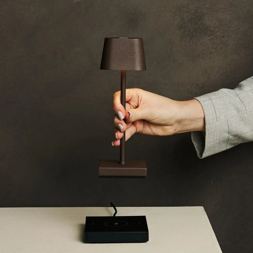 Sarphati Mini Mocha Brown Draadloze tafellamp Perfect voor gastvrijheidsindustrie - Draadloos oplaadbaar via laadstation, dimbare lamp en 3 lichtmodi
