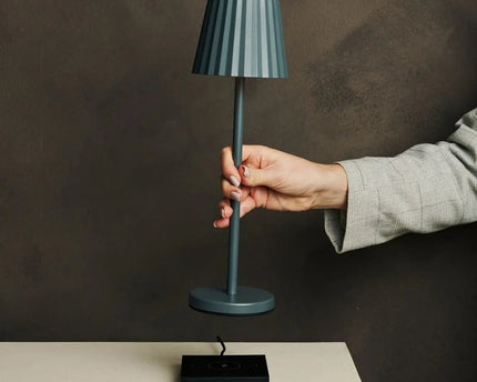 Maya stenen grijs geribbelde tafellamp gemaakt van ijzer - dimbare lamp en 3 lichtmodi, oplaadbaar via draadloos laadstation