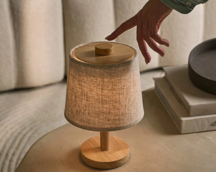 Rover Lichtbruine Houten Oplaadbare Lamp | Snoerloos, dimbaar met stoffen kap
