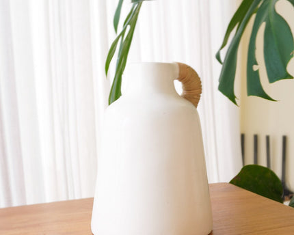 Vaas Witte kleine decoratieve vaas voor gedroogde of verse bloemen, handgegoten uit klei met rotan handvat SANA