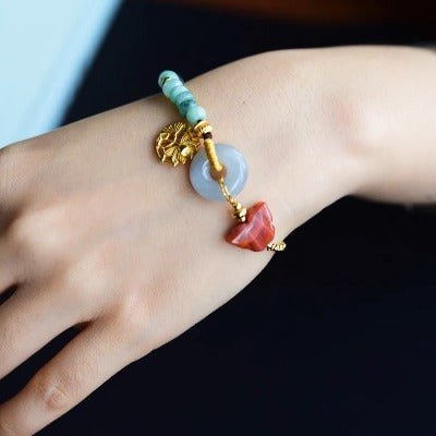 Jade kralen en rode agaat goodluck armband