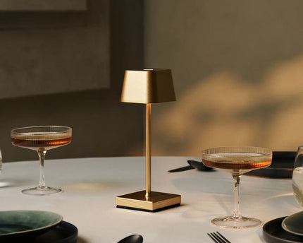 Combi Set Professional-4 x Sarphati Mini Gold Oplaadbare tafellampen & 1 x Amstel Wireless Lay Station met Qi-Technology & Perfect voor restaurants, gastvrijheid en hotels