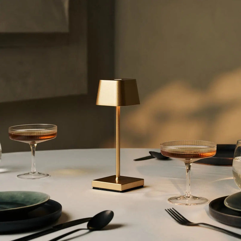 Combi Set Professional-4 x Sarphati Mini Gold Oplaadbare tafellampen & 1 x Amstel Wireless Lay Station met Qi-Technology & Perfect voor restaurants, gastvrijheid en hotels