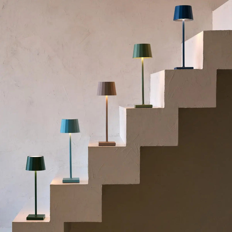 Combi Set Professional-4 X Wouter Delftware Blue Oplaadbare tafellampen & 1 x Amstel Wireless Laying Station met Qi-Technology-Perfect voor restaurants, gastvrijheid en hotels