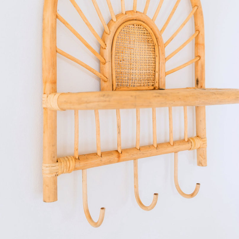 Rotan Wandplank – Kleine Boho Wandplank – Hangende Rotan Plank – Jas- of Sleutelhaak – Handgemaakte Plank Gemaakt van Rotan (41x53 cm) BANTEN