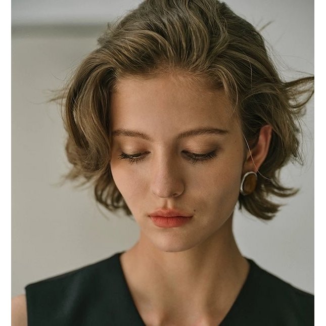 Ovale oorstekers met tijgeroogsteen en MOP in opvallende look