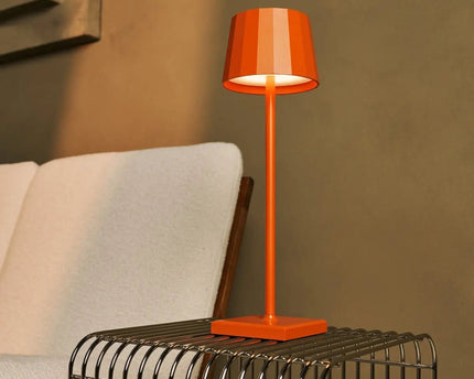 Combi Set Professional-8 x Wouter Blossom Orange Oplaadbare tafellampen & 1 x Central Station draadloos oplaadstation met Qi-Technology-Perfect voor restaurants, gastvrijheid en hotels