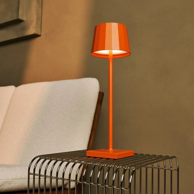 Combi Set Professional-8 x Wouter Blossom Orange Oplaadbare tafellampen & 1 x Central Station draadloos oplaadstation met Qi-Technology-Perfect voor restaurants, gastvrijheid en hotels
