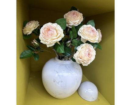 Een gemberpot van Amerikaans porselein, halverwege de 20e eeuw, met 7 stuks gele camellia-kunstbloemen (wit klein H*25W*25)