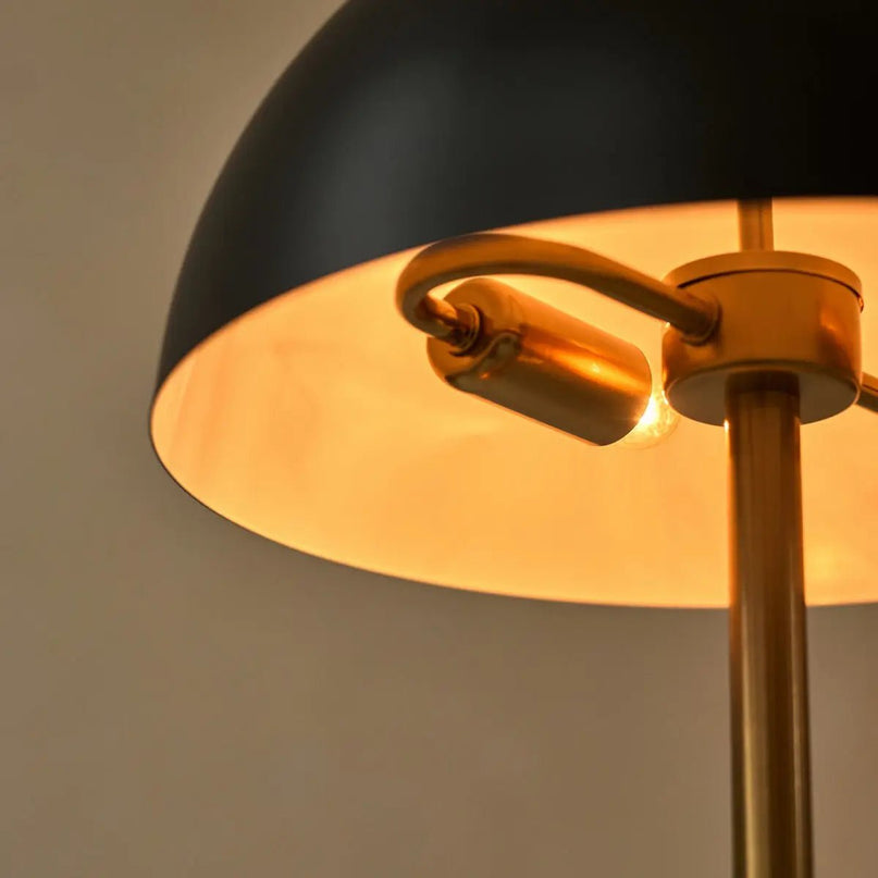 Lola goud-zwarte tafellamp – elegant metalen ontwerp met aan/uit-schakelaar