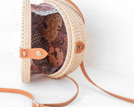 Ronde rotan tas beige handgemaakte crossbody tas met synthetische lederen riemen schoudertas Boho Bali tas SENJA (natuurlijk)
