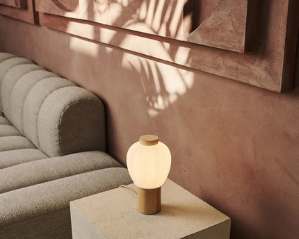 Veel lichtbruine houten lamp met mooie glazen schaduw, warme lichtlamp en uniek ontwerp