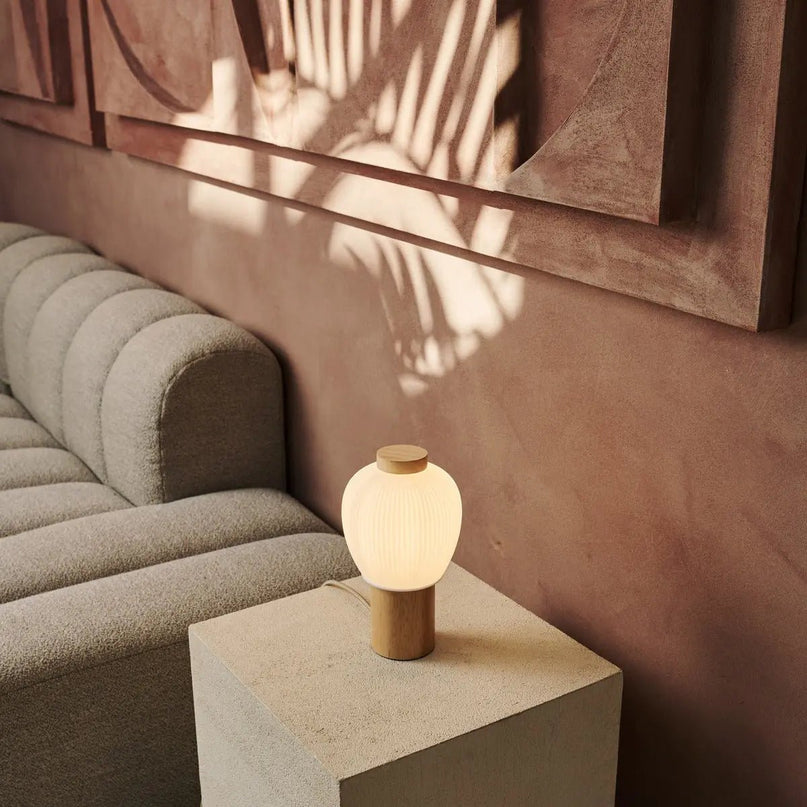 Veel lichtbruine houten lamp met mooie glazen schaduw, warme lichtlamp en uniek ontwerp