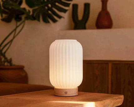 Unieke oplaadbare lamp Lilly – matglas en houten voet, dimbaar, 3 lichtmodi