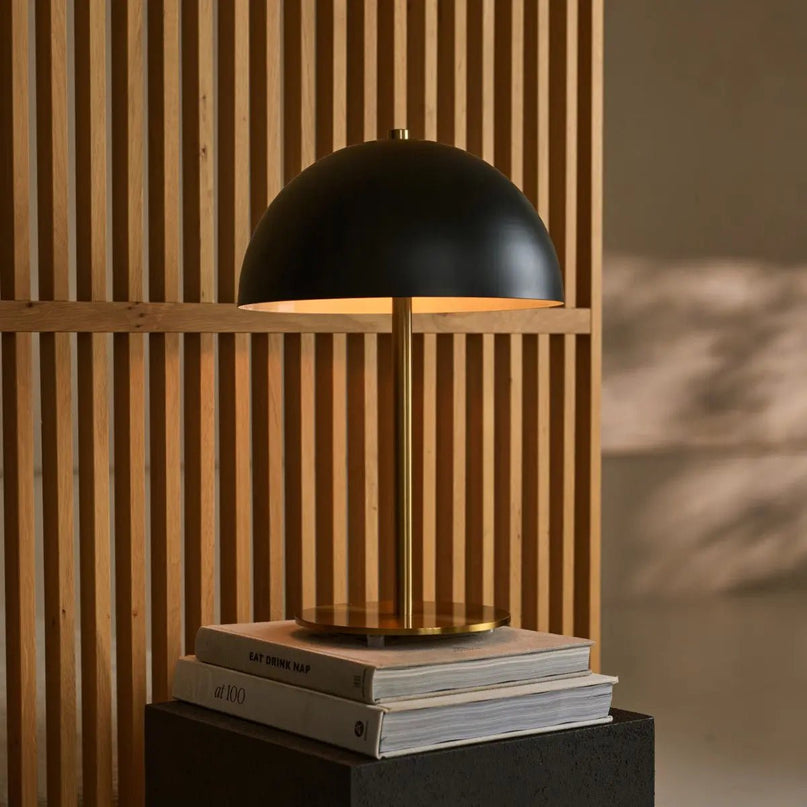 Lola goud-zwarte tafellamp – elegant metalen ontwerp met aan/uit-schakelaar
