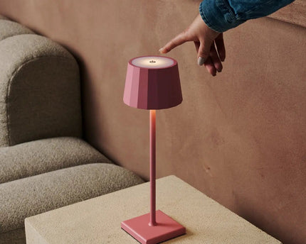 Combi Set Professional-8 x Wouter Flamingo Roze oplaadbare tafellampen & 1 x Central Station draadloos laadstation met Qi-Technology-Perfect voor restaurants, gastvrijheid en hotels
