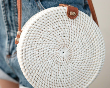 Ronde rotan tas witte handgemaakte crossbody tas met synthetische lederen riemen schoudertas Boho Bali tas SENJA (wit)